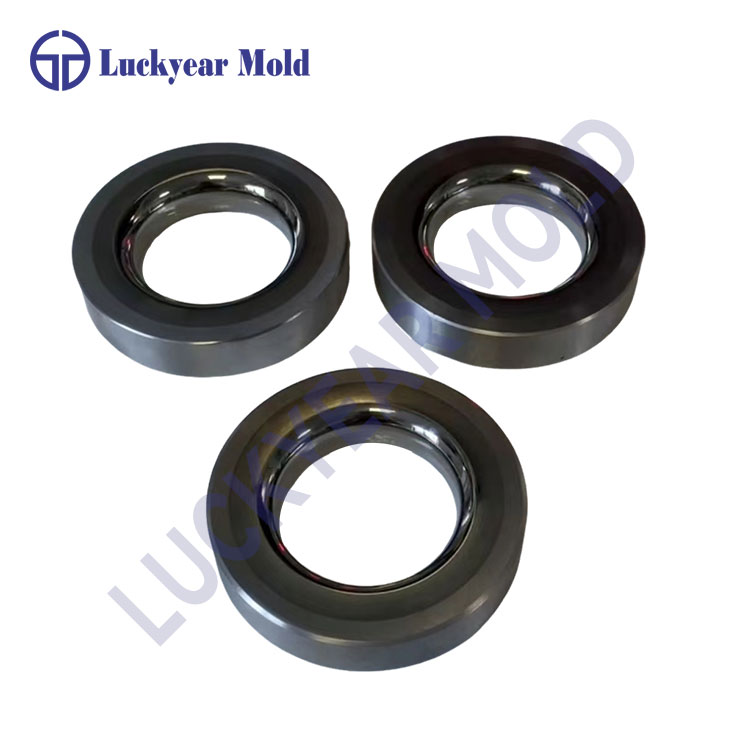 超硬金型の特徴は何ですか？